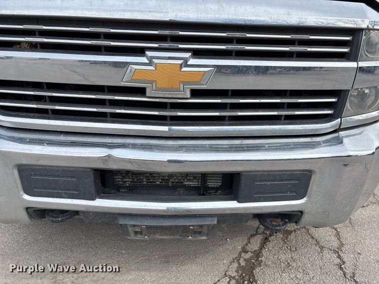 image for item ED5103 2016 Chevrolet Silverado 3500HD Crew Cab flatbed pickup truck