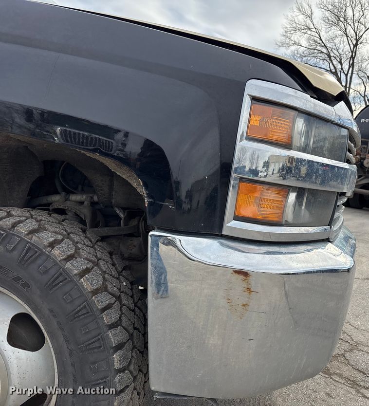 image for item ED5103 2016 Chevrolet Silverado 3500HD Crew Cab flatbed pickup truck