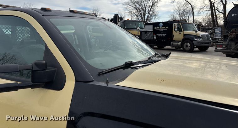 image for item ED5103 2016 Chevrolet Silverado 3500HD Crew Cab flatbed pickup truck