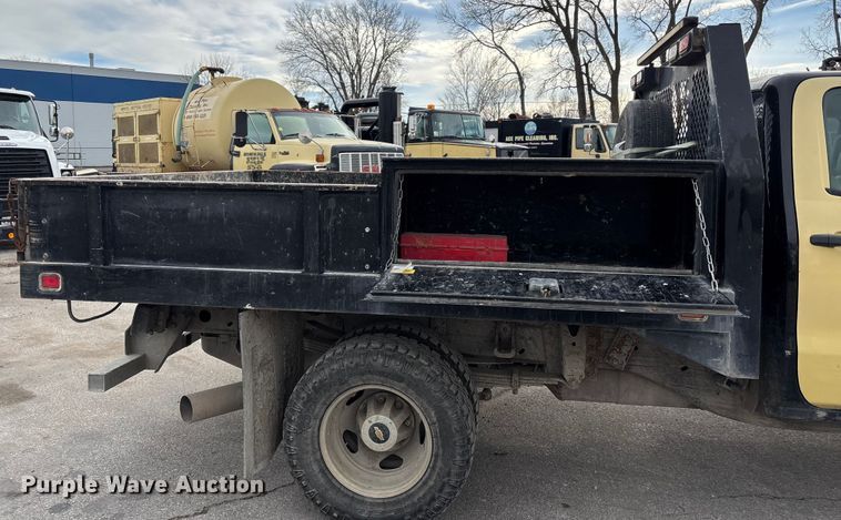 image for item ED5103 2016 Chevrolet Silverado 3500HD Crew Cab flatbed pickup truck