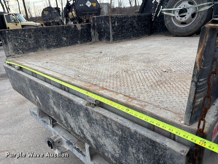 image for item ED5103 2016 Chevrolet Silverado 3500HD Crew Cab flatbed pickup truck