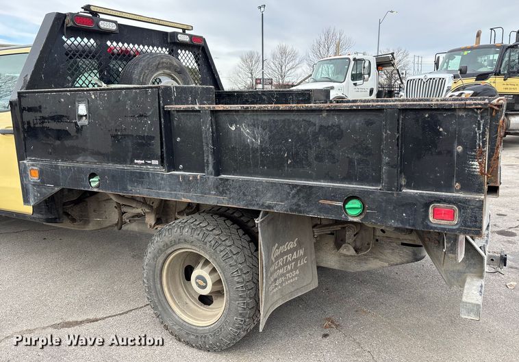 image for item ED5103 2016 Chevrolet Silverado 3500HD Crew Cab flatbed pickup truck