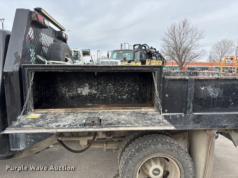 image for item ED5103 2016 Chevrolet Silverado 3500HD Crew Cab flatbed pickup truck