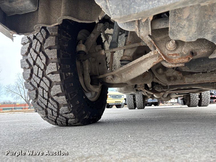 image for item ED5103 2016 Chevrolet Silverado 3500HD Crew Cab flatbed pickup truck