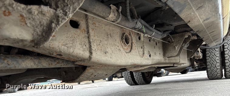 image for item ED5103 2016 Chevrolet Silverado 3500HD Crew Cab flatbed pickup truck