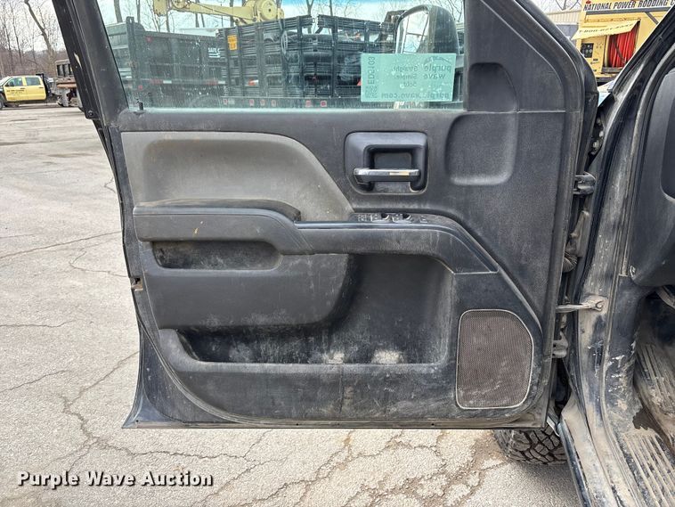 image for item ED5103 2016 Chevrolet Silverado 3500HD Crew Cab flatbed pickup truck