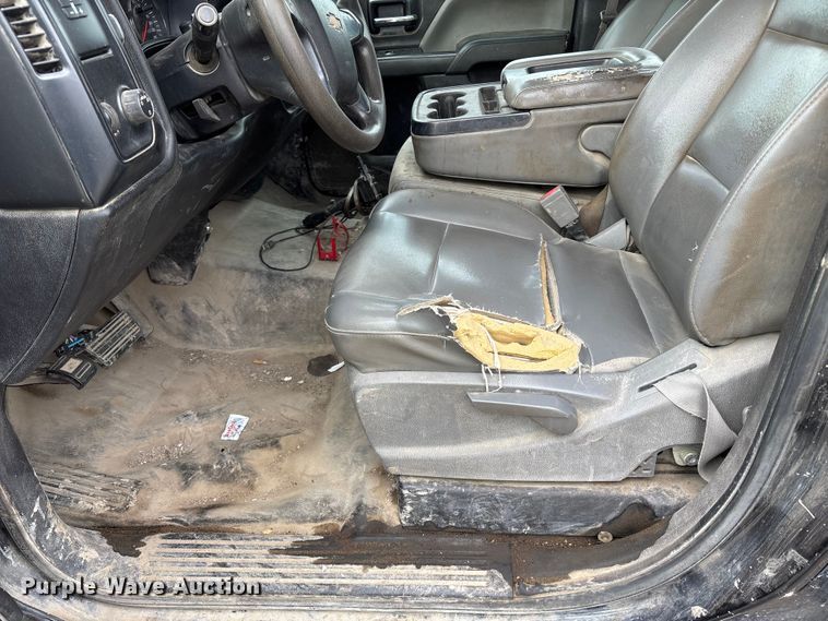 image for item ED5103 2016 Chevrolet Silverado 3500HD Crew Cab flatbed pickup truck