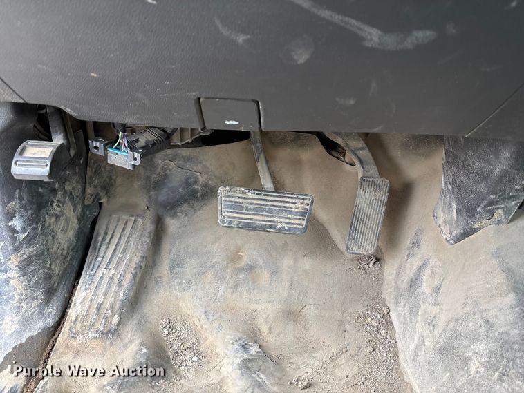 image for item ED5103 2016 Chevrolet Silverado 3500HD Crew Cab flatbed pickup truck