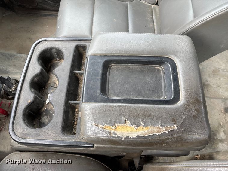 image for item ED5103 2016 Chevrolet Silverado 3500HD Crew Cab flatbed pickup truck