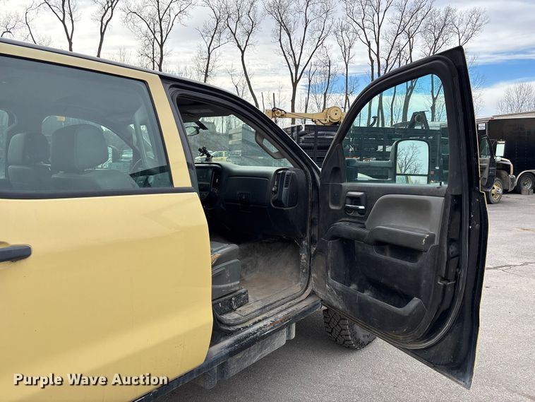 image for item ED5103 2016 Chevrolet Silverado 3500HD Crew Cab flatbed pickup truck