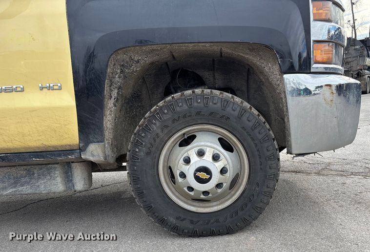 image for item ED5103 2016 Chevrolet Silverado 3500HD Crew Cab flatbed pickup truck