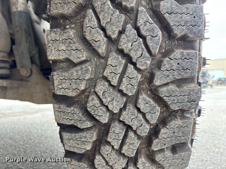 image for item ED5103 2016 Chevrolet Silverado 3500HD Crew Cab flatbed pickup truck