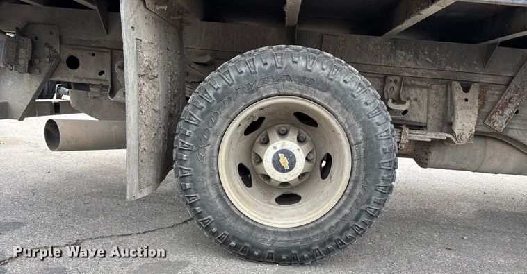 image for item ED5103 2016 Chevrolet Silverado 3500HD Crew Cab flatbed pickup truck