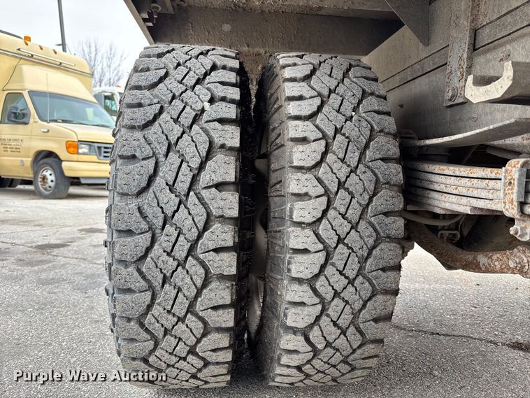 image for item ED5103 2016 Chevrolet Silverado 3500HD Crew Cab flatbed pickup truck