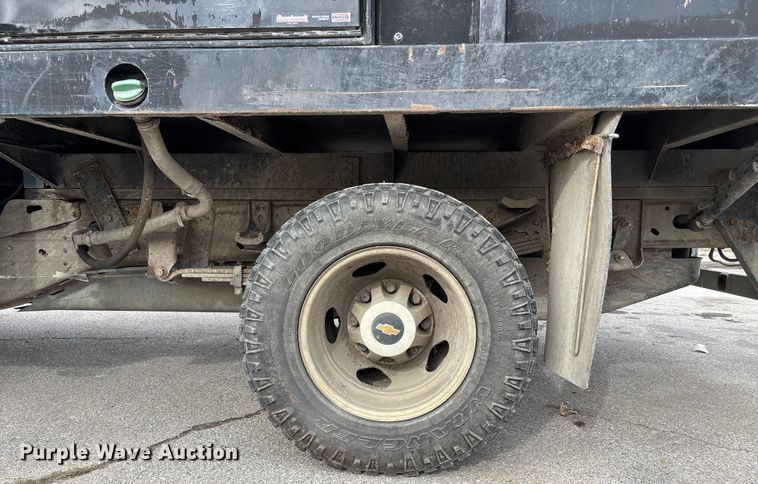 image for item ED5103 2016 Chevrolet Silverado 3500HD Crew Cab flatbed pickup truck