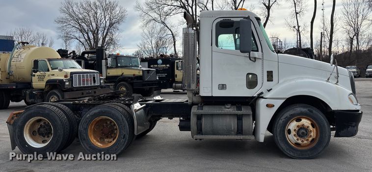 image for item ED5104 2005 Freightliner Columbia semi truck