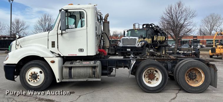 image for item ED5104 2005 Freightliner Columbia semi truck