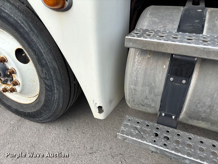 image for item ED5104 2005 Freightliner Columbia semi truck