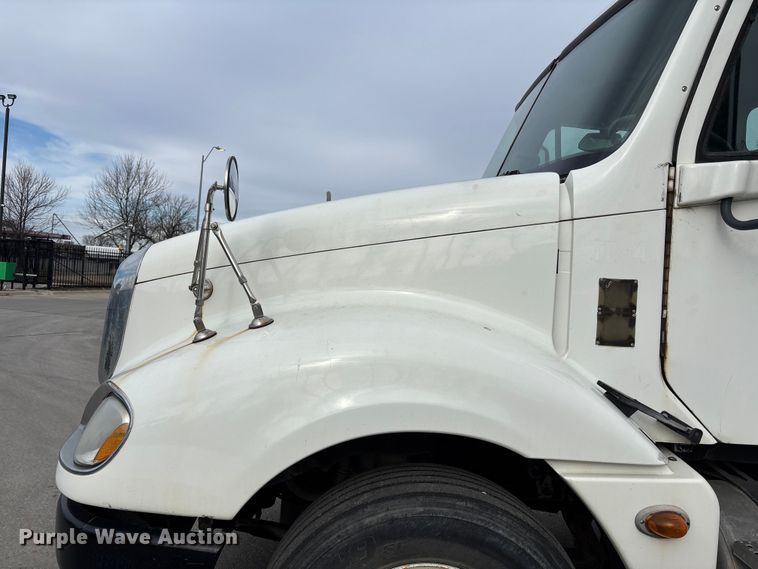 image for item ED5104 2005 Freightliner Columbia semi truck