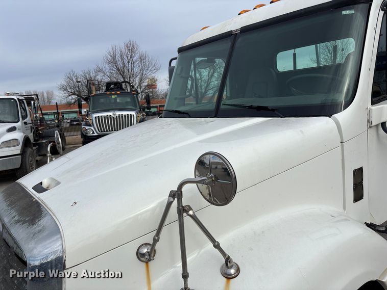 image for item ED5104 2005 Freightliner Columbia semi truck