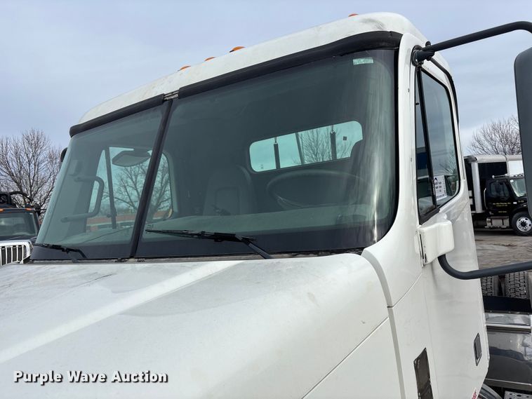 image for item ED5104 2005 Freightliner Columbia semi truck