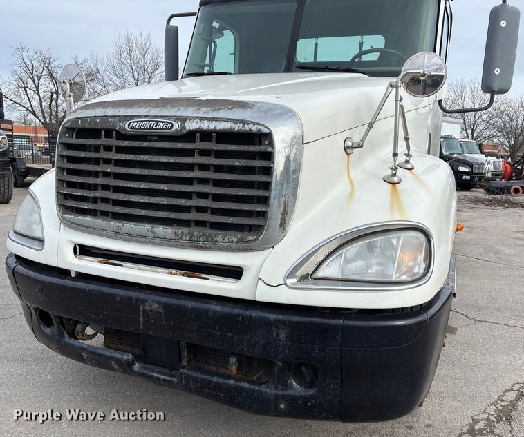 image for item ED5104 2005 Freightliner Columbia semi truck