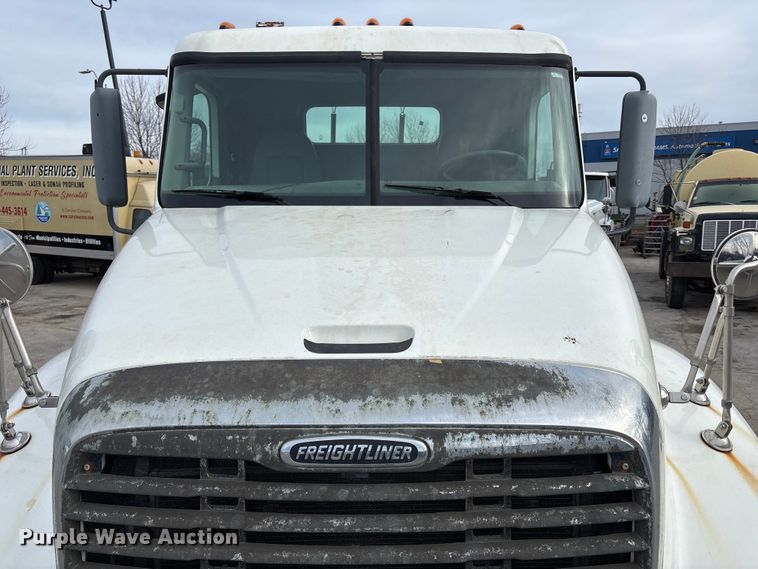 image for item ED5104 2005 Freightliner Columbia semi truck