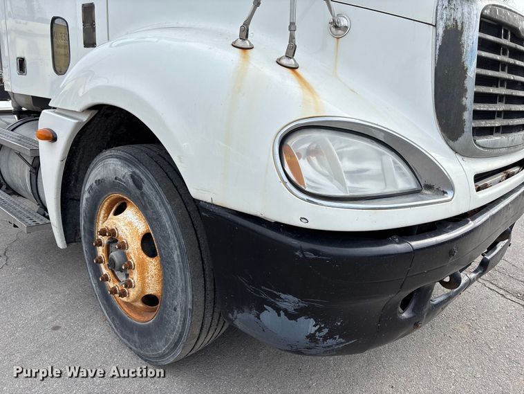 image for item ED5104 2005 Freightliner Columbia semi truck