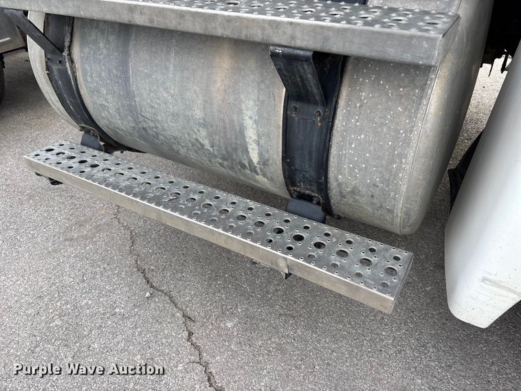 image for item ED5104 2005 Freightliner Columbia semi truck