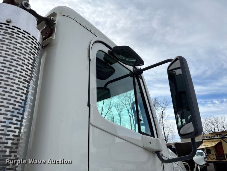 image for item ED5104 2005 Freightliner Columbia semi truck