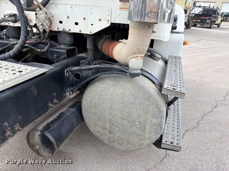 image for item ED5104 2005 Freightliner Columbia semi truck