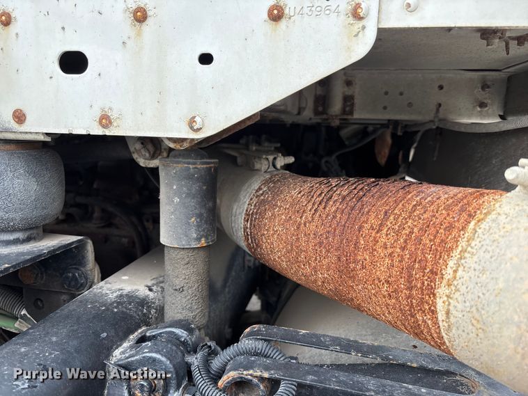 image for item ED5104 2005 Freightliner Columbia semi truck