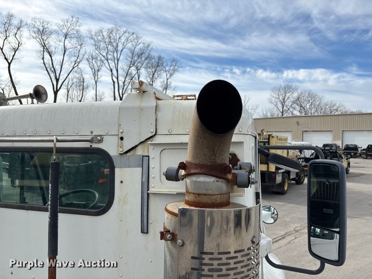 image for item ED5104 2005 Freightliner Columbia semi truck