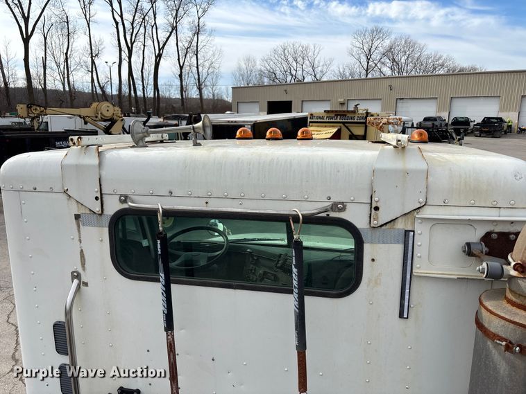 image for item ED5104 2005 Freightliner Columbia semi truck