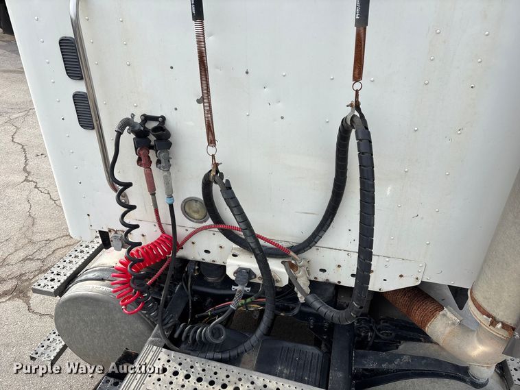 image for item ED5104 2005 Freightliner Columbia semi truck