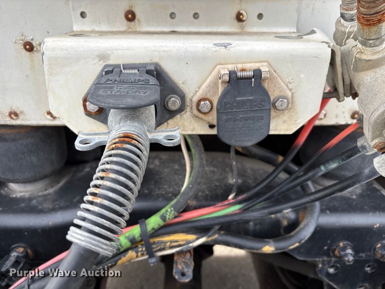 image for item ED5104 2005 Freightliner Columbia semi truck