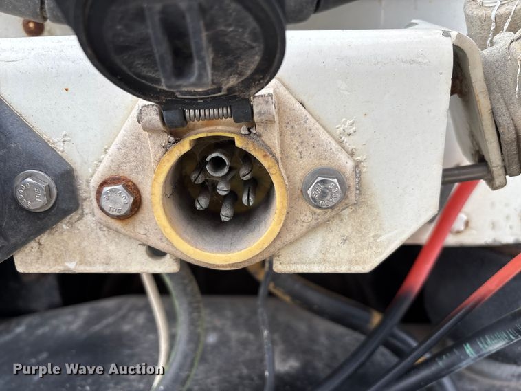 image for item ED5104 2005 Freightliner Columbia semi truck