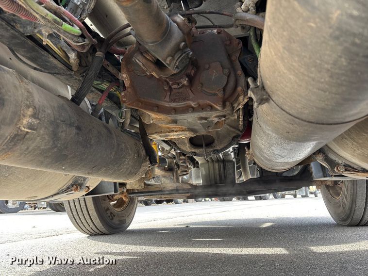 image for item ED5104 2005 Freightliner Columbia semi truck