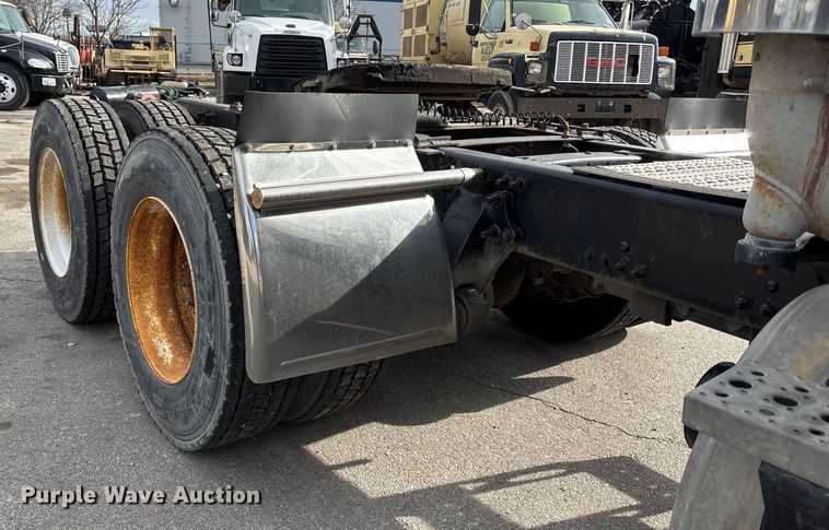 image for item ED5104 2005 Freightliner Columbia semi truck