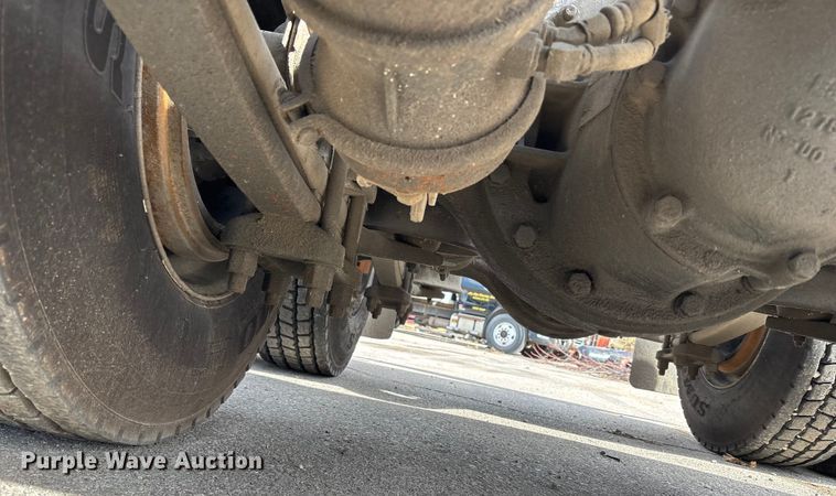 image for item ED5104 2005 Freightliner Columbia semi truck