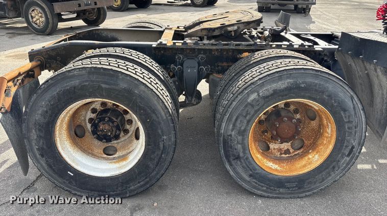 image for item ED5104 2005 Freightliner Columbia semi truck