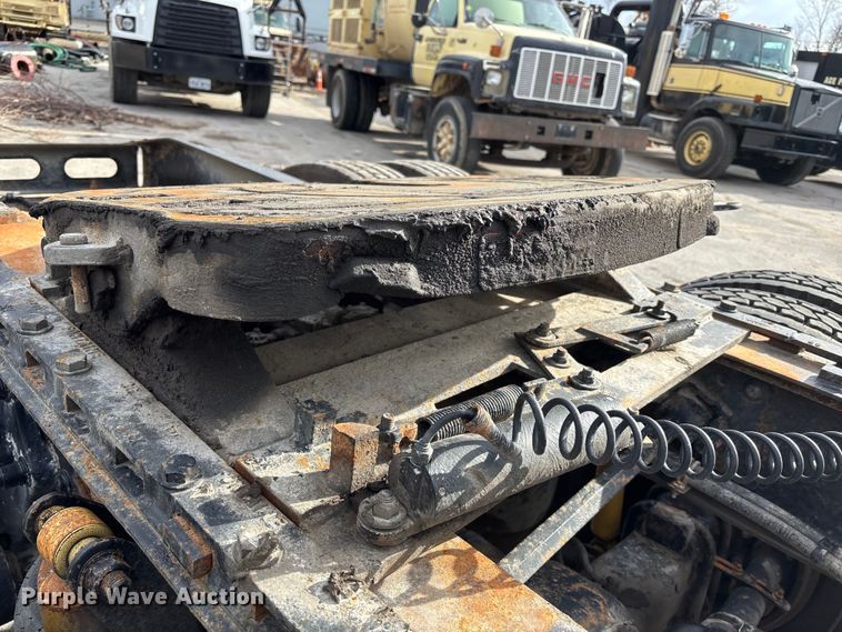 image for item ED5104 2005 Freightliner Columbia semi truck