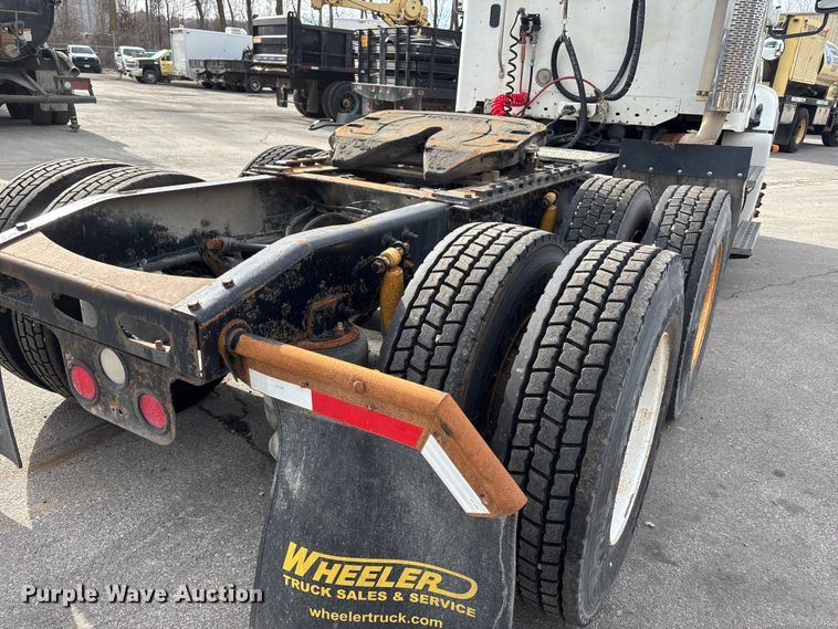 image for item ED5104 2005 Freightliner Columbia semi truck