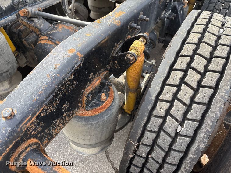 image for item ED5104 2005 Freightliner Columbia semi truck