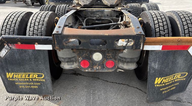 image for item ED5104 2005 Freightliner Columbia semi truck