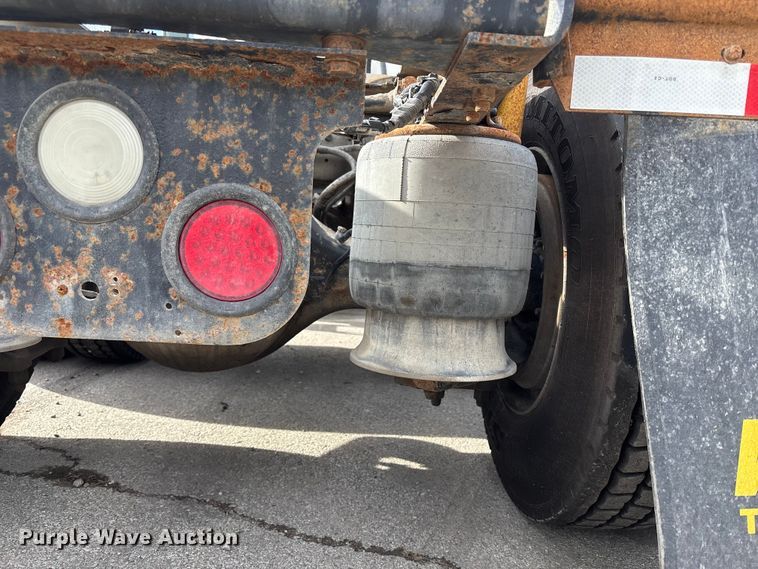 image for item ED5104 2005 Freightliner Columbia semi truck