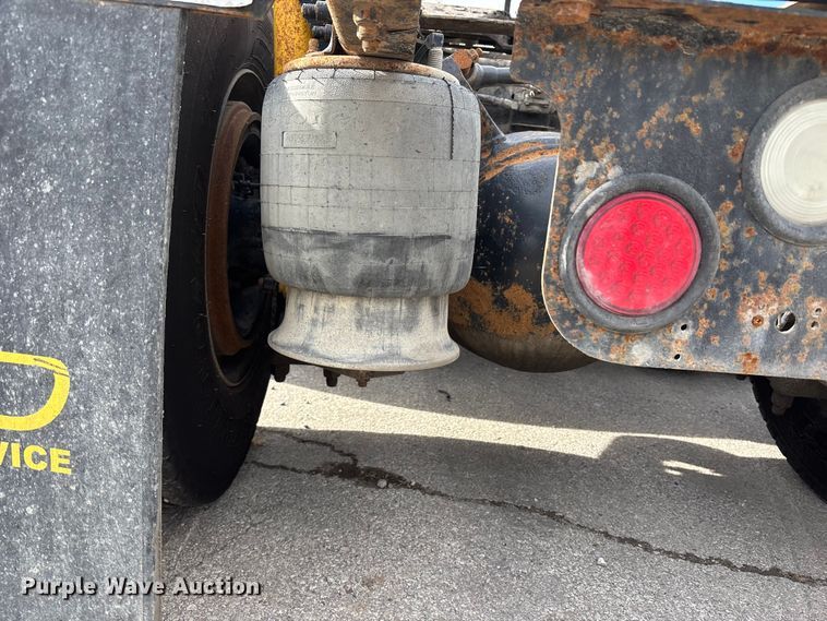 image for item ED5104 2005 Freightliner Columbia semi truck