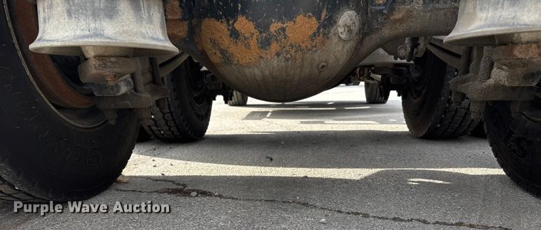 image for item ED5104 2005 Freightliner Columbia semi truck