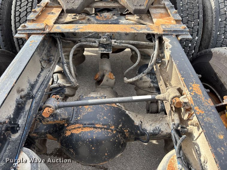 image for item ED5104 2005 Freightliner Columbia semi truck