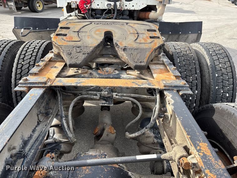 image for item ED5104 2005 Freightliner Columbia semi truck